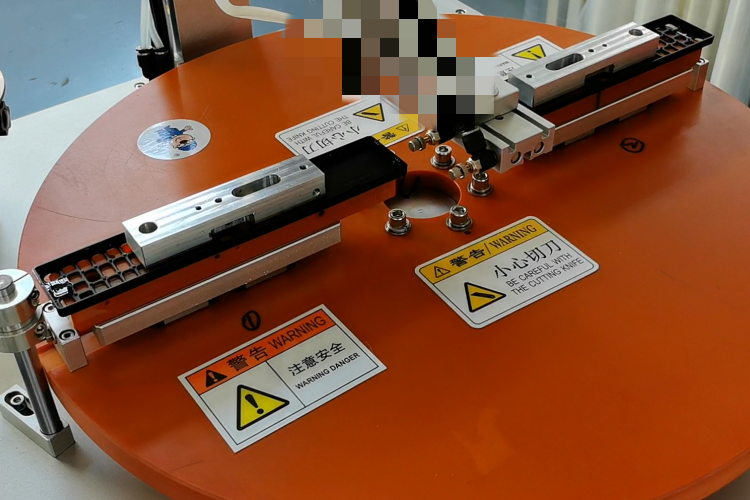 廣東貼膜機廠家哪家好？雙工位遙控器中框貼膜機，一臺機器頂5