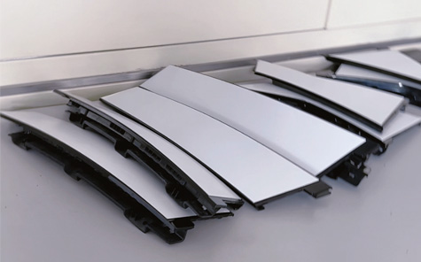 汽配廠的老板們看過來---德尚精機汽車BC柱貼膜機