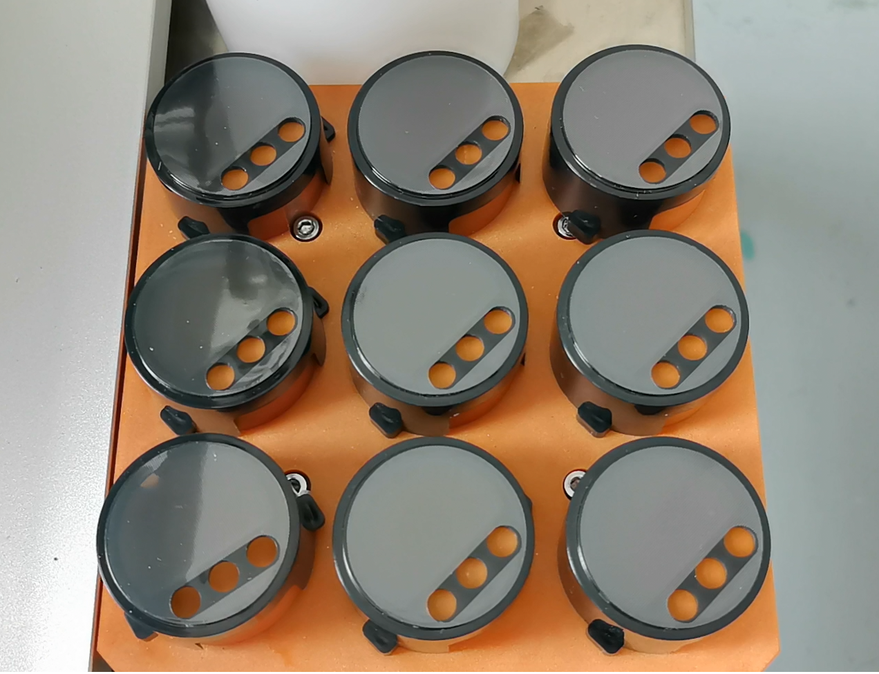 解決三大痛點：塑膠蓋子貼膜機的技術(shù)突破，效率提升8倍