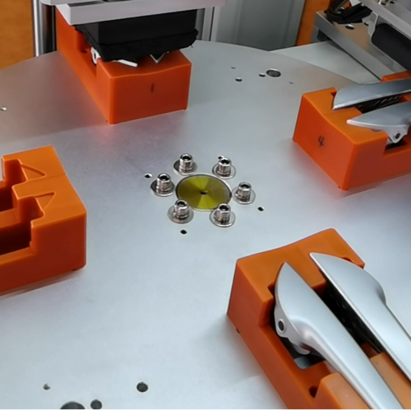 貼膜前后對比效果，左側(cè)為未貼膜門把手，右側(cè)為貼膜后無劃痕的成品