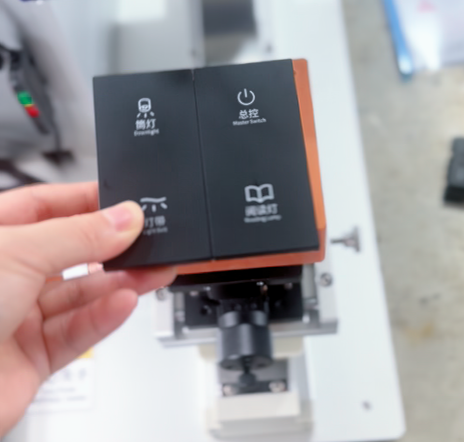 電子廠選顯示屏控制面板貼膜機(jī)？德尚精機(jī)這款解決我 3 大難題！