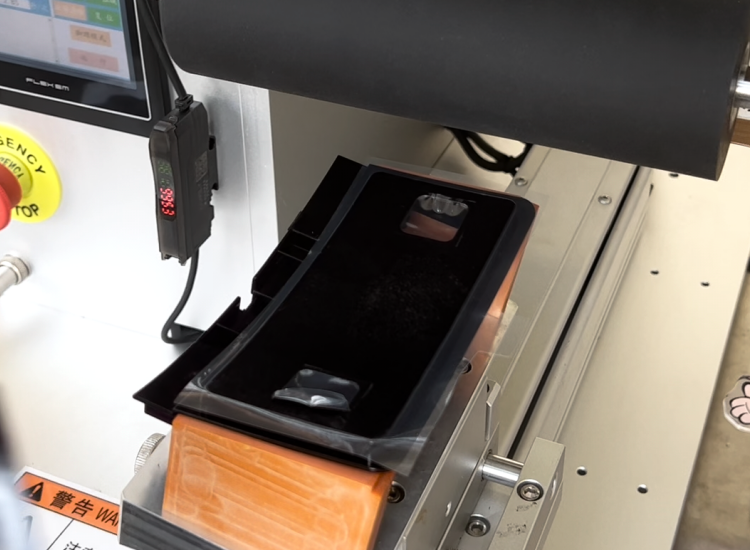 救命！貼歪、氣泡、浪費(fèi)膜？這臺(tái)自動(dòng)貼膜機(jī)一招搞定！