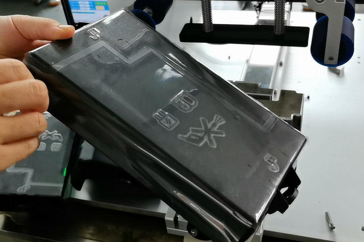 國內(nèi)知名貼膜機工廠：周邊輔貼更全面，電池蓋自動貼膜機助力塑膠件生產(chǎn)品質(zhì)升級