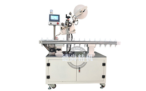 口紅塑膠瓶直線式自動(dòng)貼膜機(jī)