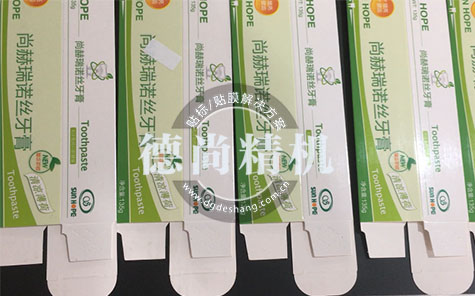 平面自動貼標(biāo)機(jī)讓牙膏盒外包裝告別低效率高成本的現(xiàn)狀？